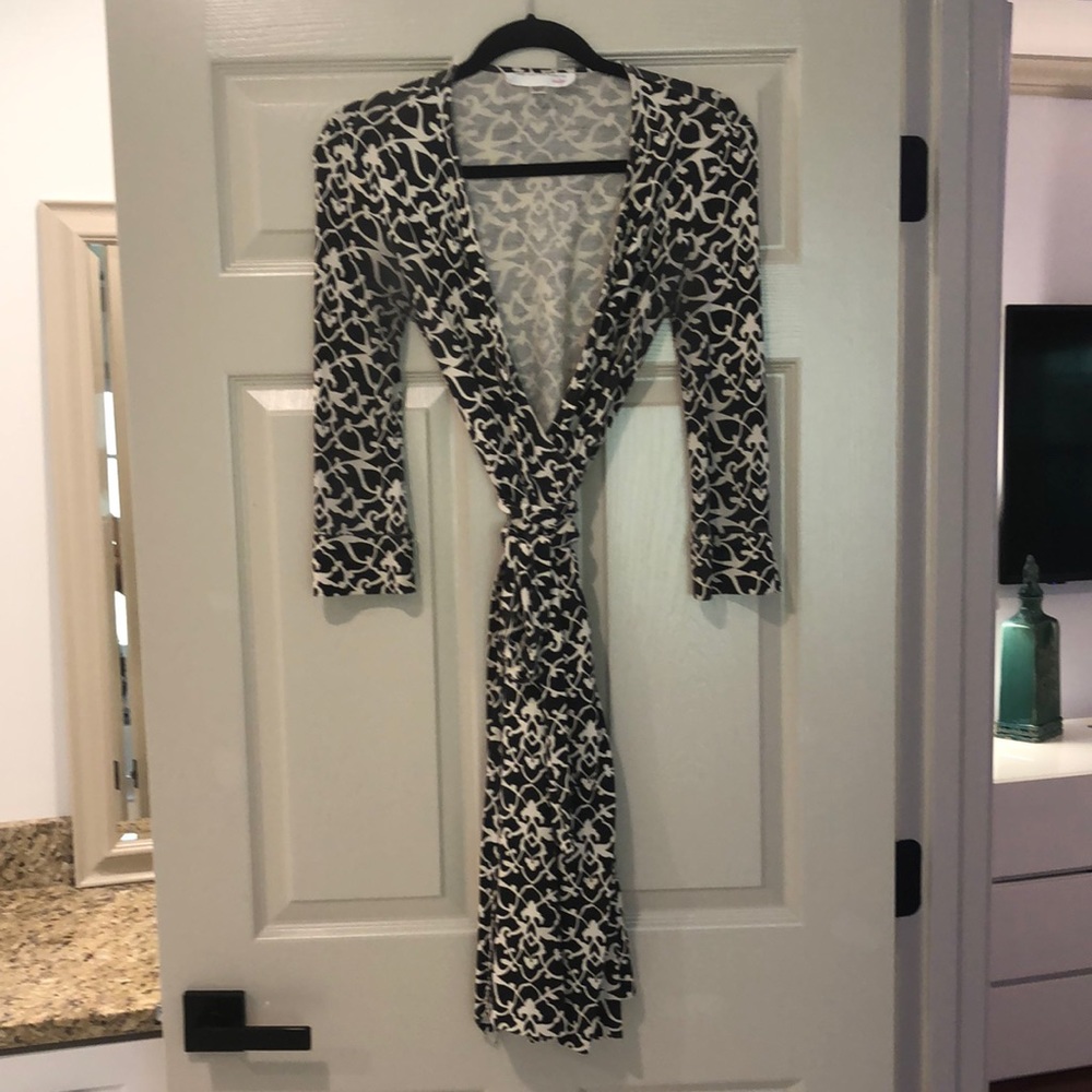 Diane von Furstenberg Vintage 100silk wrap dress black & creme ultra soft Size 2